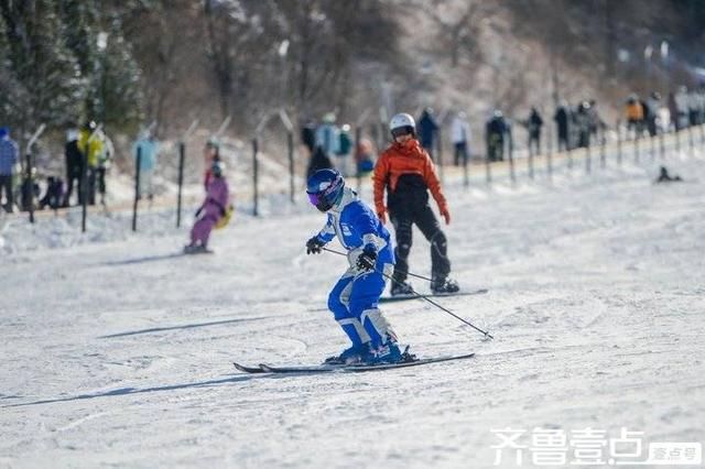 滑雪比赛白雪皑皑，选手奔赴赛场